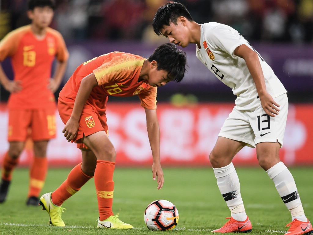 问鼎娱乐下载-男生运动会连环踢连续失误，最后连搭档都没放过